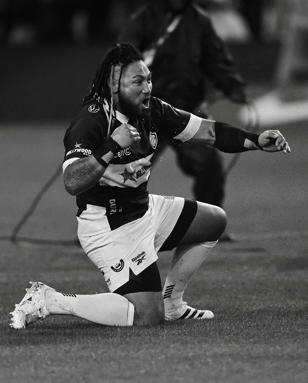 Ma'a Nonu si esibisce con la Kapa'O Pango davanti ai suoi All Blacks