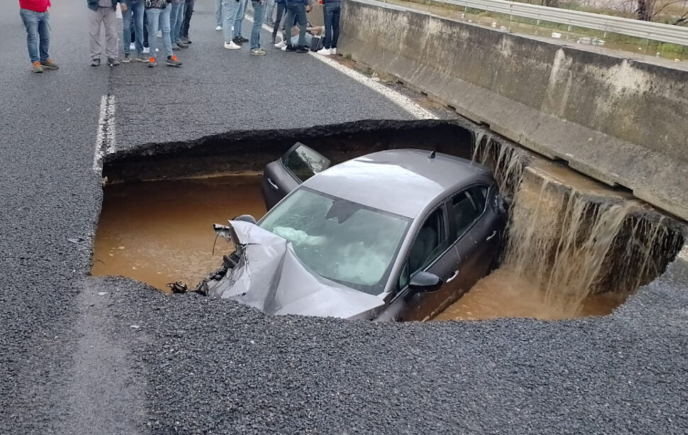 Foto dell'ottobre 2024, a Lamezia Terme una voragine si apre e inghiotte un'auto