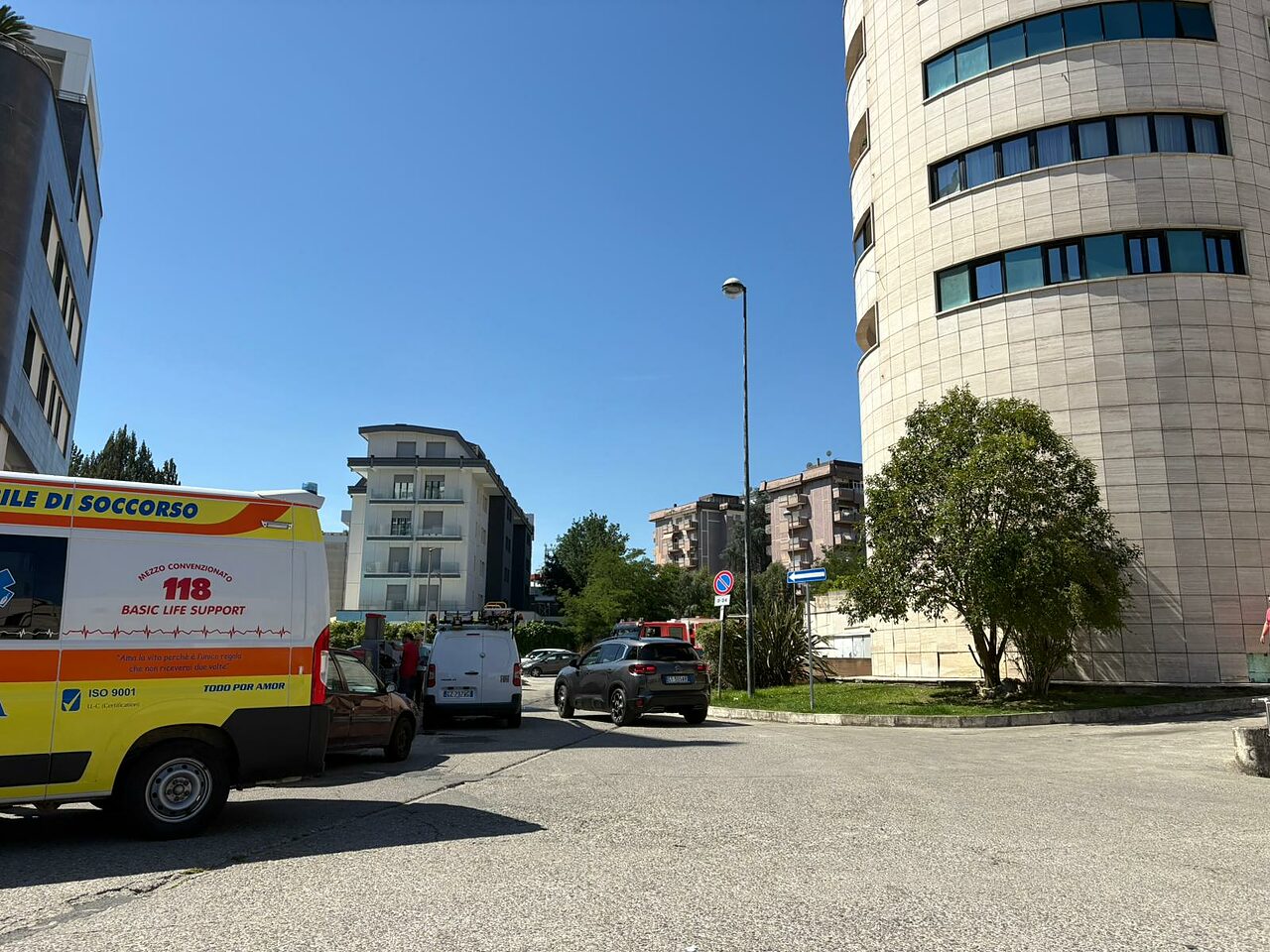 Vigili del fuoco e ambulanza al Metropolis