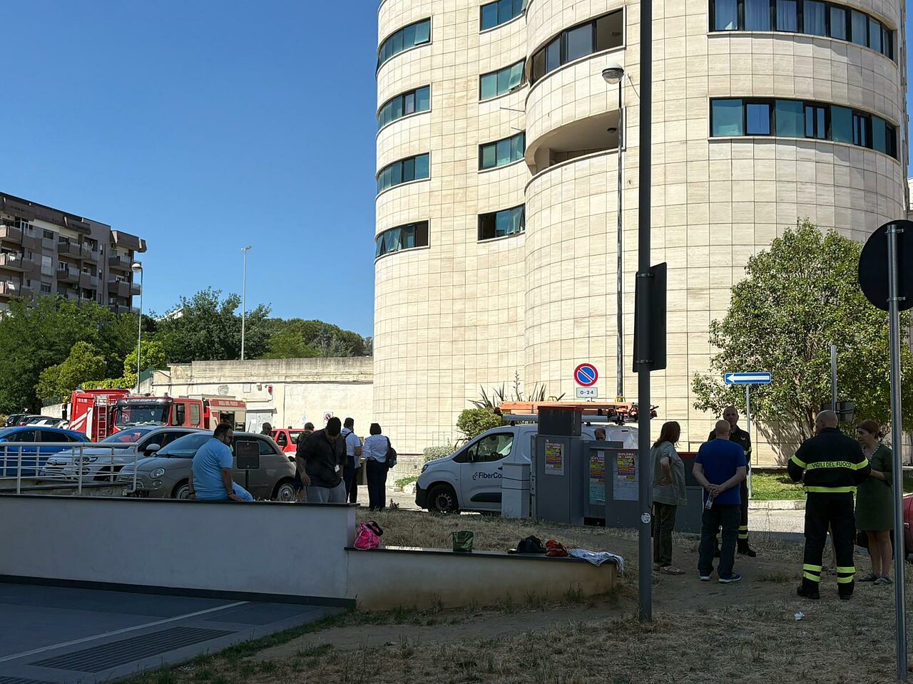 Curiosi fuori dal parcheggio del Metropolis