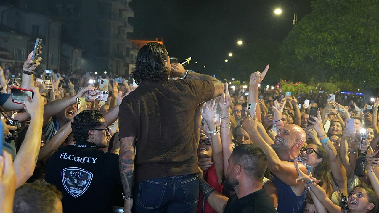 Samurai Jay abbraccia il suo pubblico
