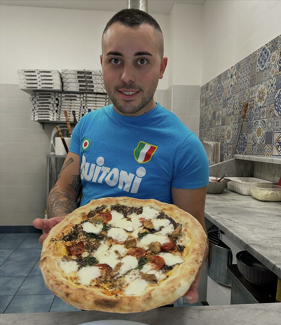 Samuele con una sua creazione in mano