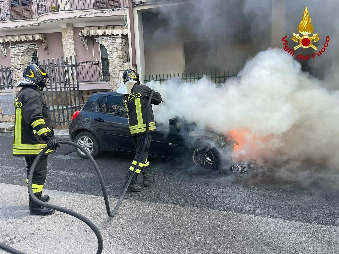 vigili del fuoco spengono incendio
