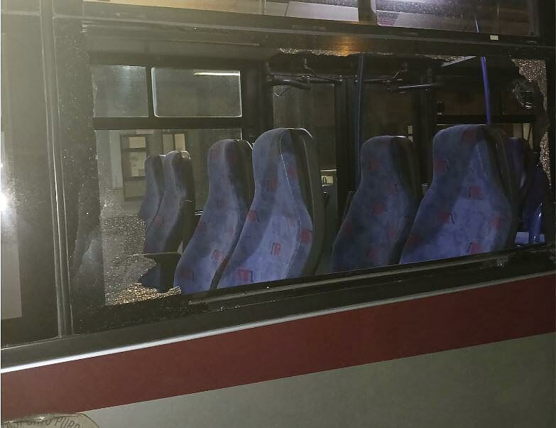 autobus colpito da pietre brindisi