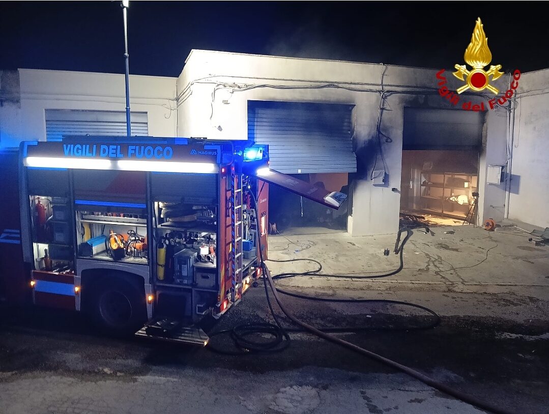 capannone incendiato ostuni