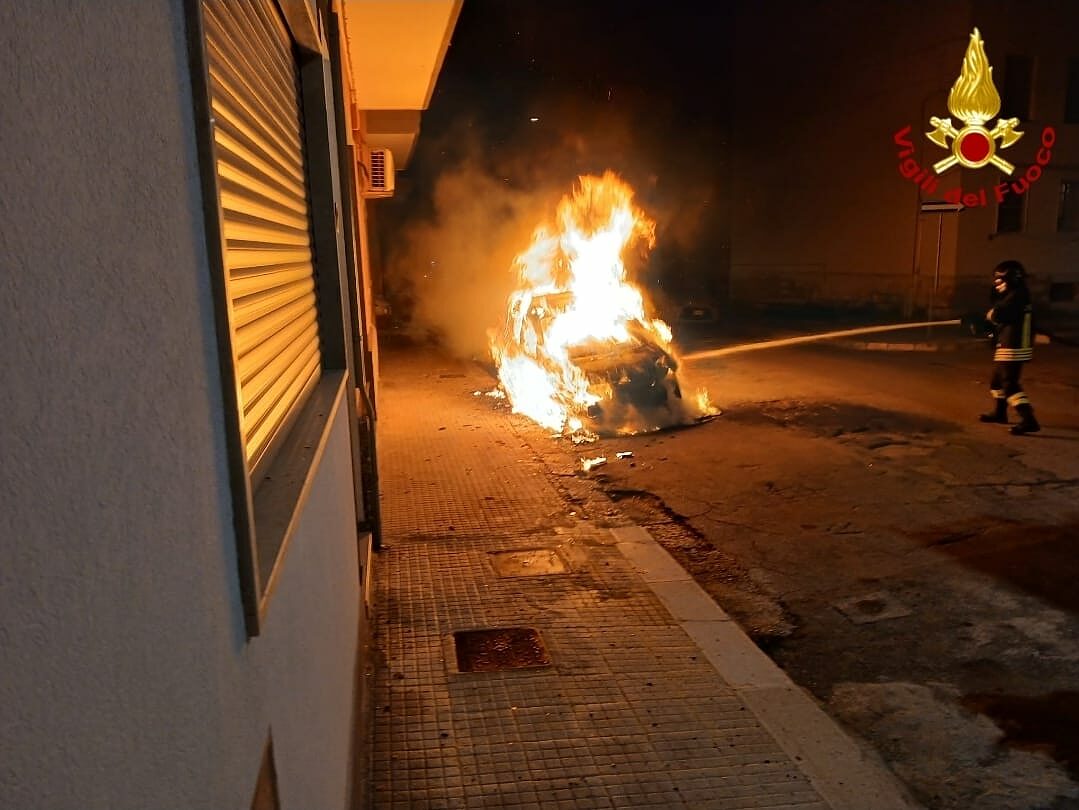 auto incendiata