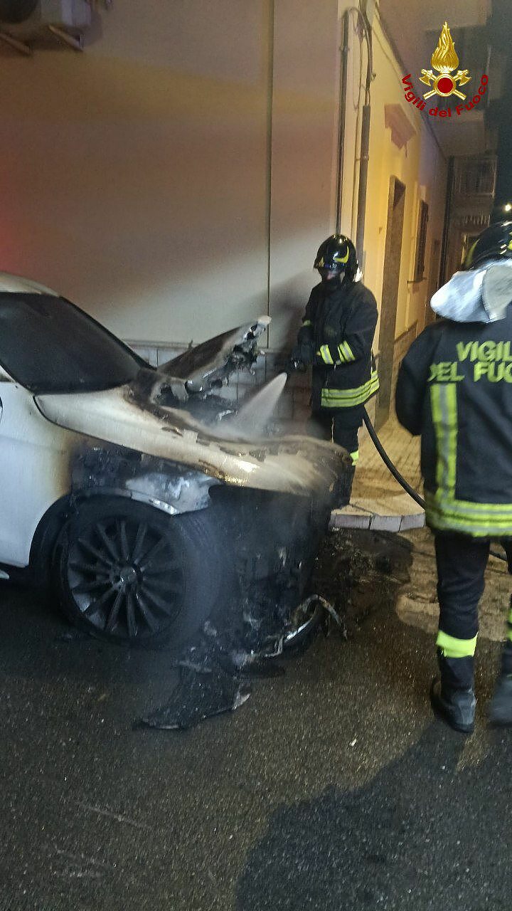 auto sindaco villa castelli incendiata