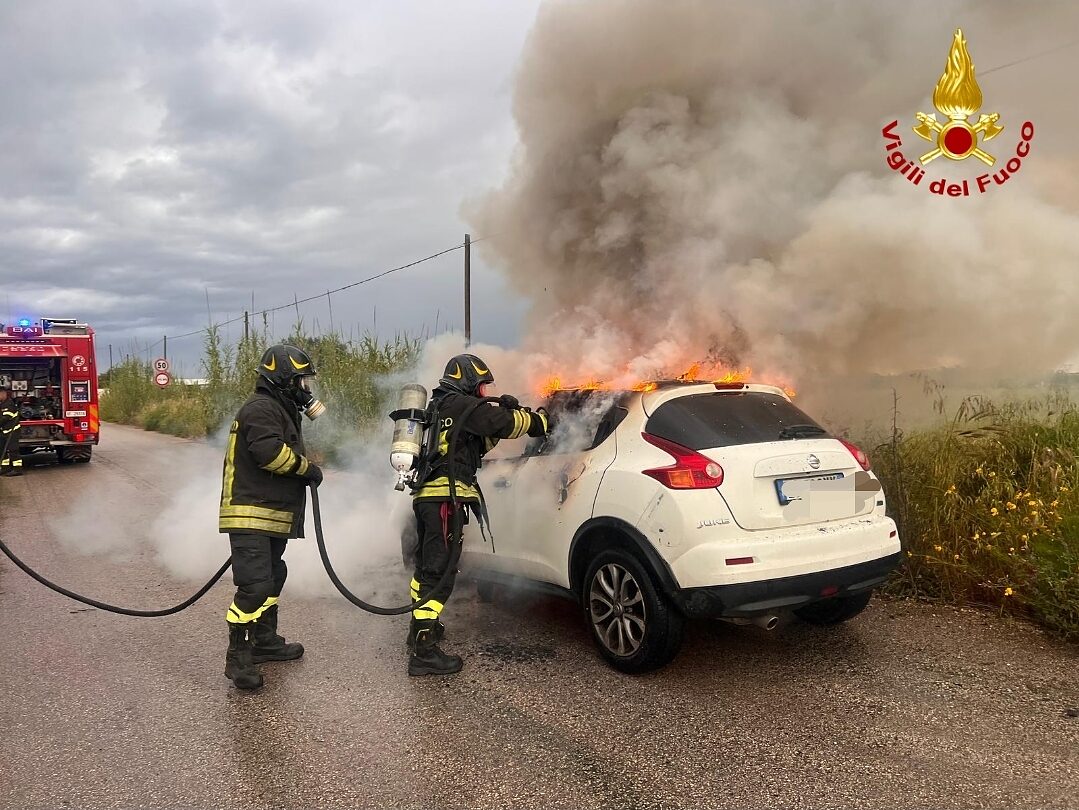 vigili spengono auto incendiata
