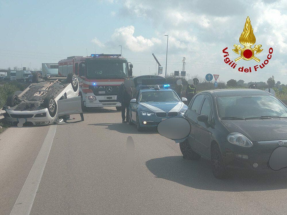 incidente auto ribaltata