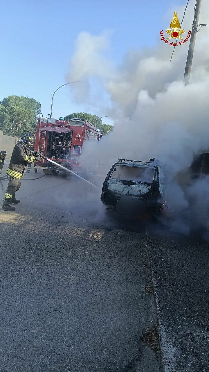 vigile del fuoco spegne incendio