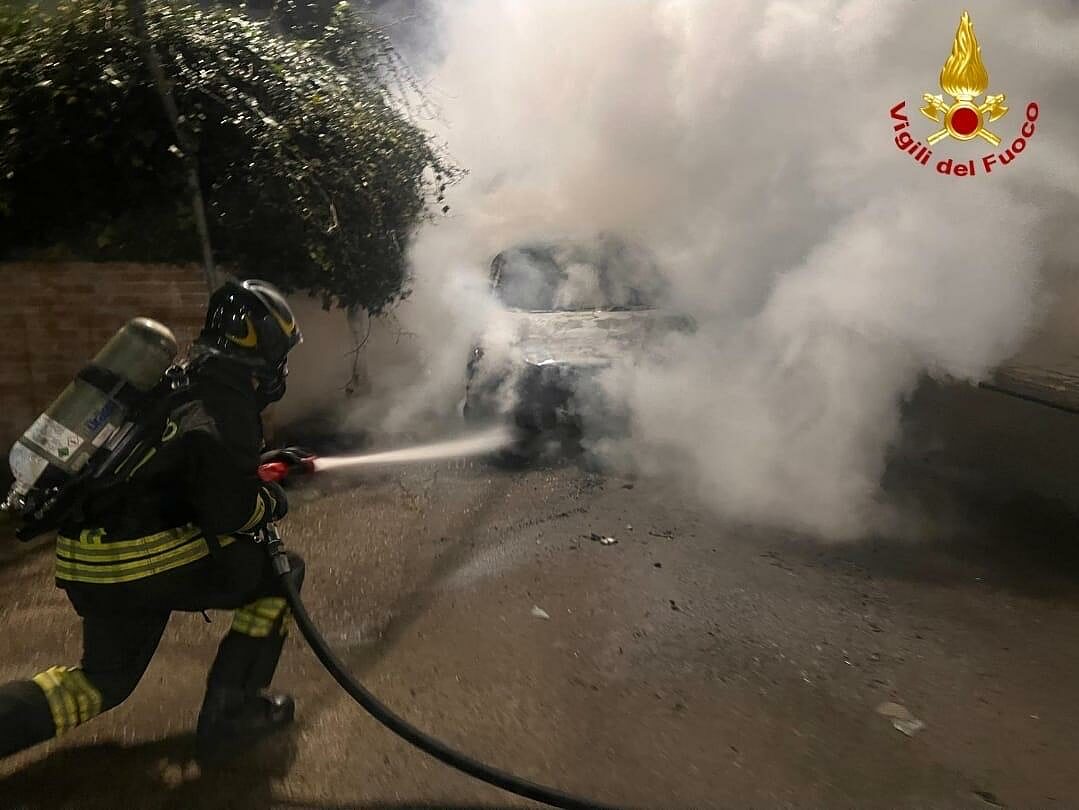 vigile spegne incendio
