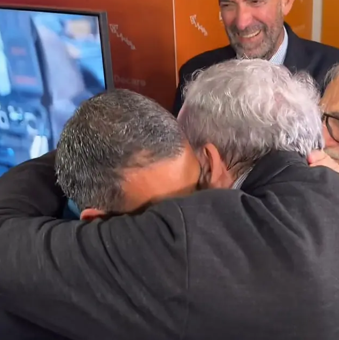 abbraccio decaro emiliano