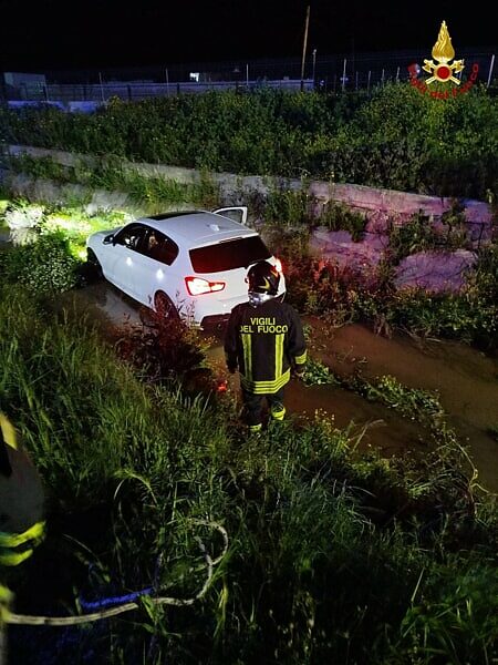 auto nel canalone