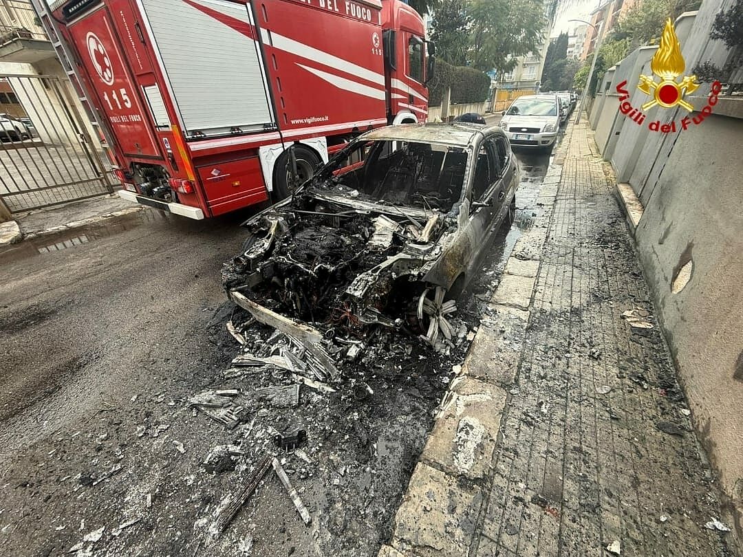 auto distrutta incendio brindisi