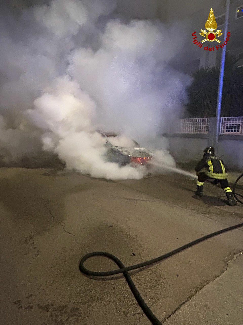 vigile del fuoco spegne incendio auto