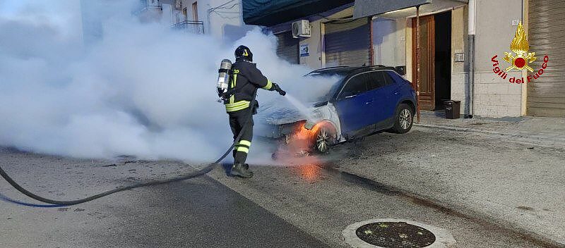 vigile del fuoco spegne incendio auto