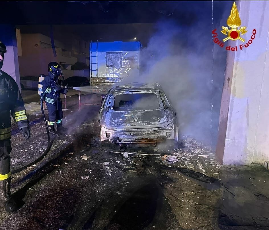auto incendiata