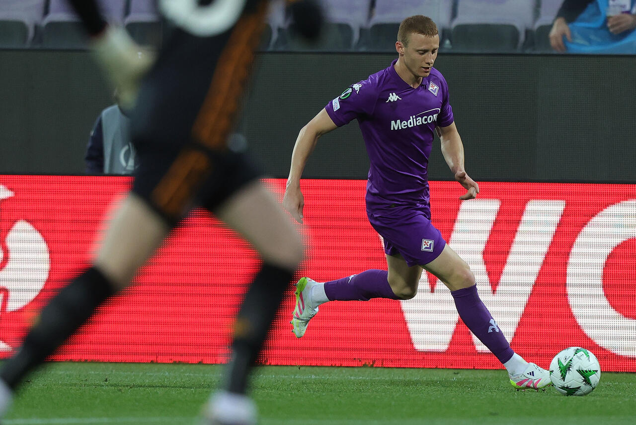 FLORENCE, ITALY - APRIL 17: Pietro Comuzzo of ACF Fiorentina in action during the UEFA Conference League 2024/25 Quarter Final Second Leg match between ACF Fiorentina and NK Celje