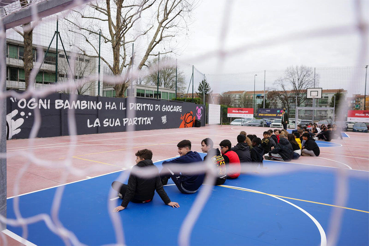 Ragazzi seduti su un campo da calcetto