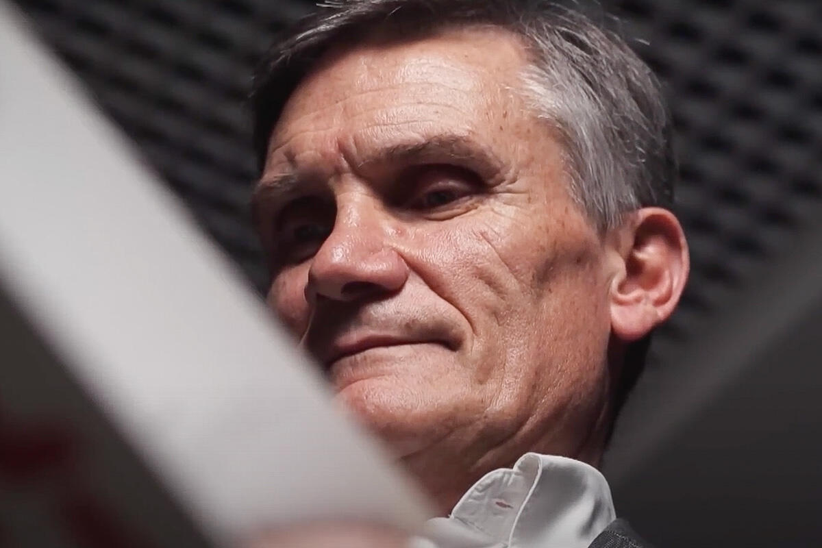 Giovanni Sartori legge un documento