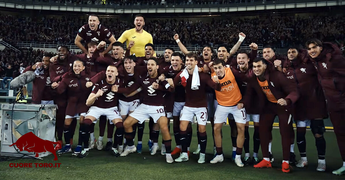 Applauso dei giocatori del Torino sotto la Maratona