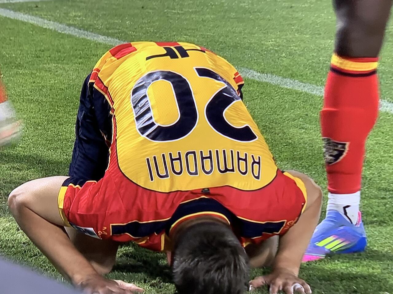 Ylber Ramadani esulta dopo il gol in Lecce Torino