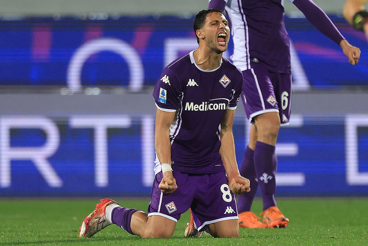 Rolando Mandragora, esulta con la maglia della Fiorentina