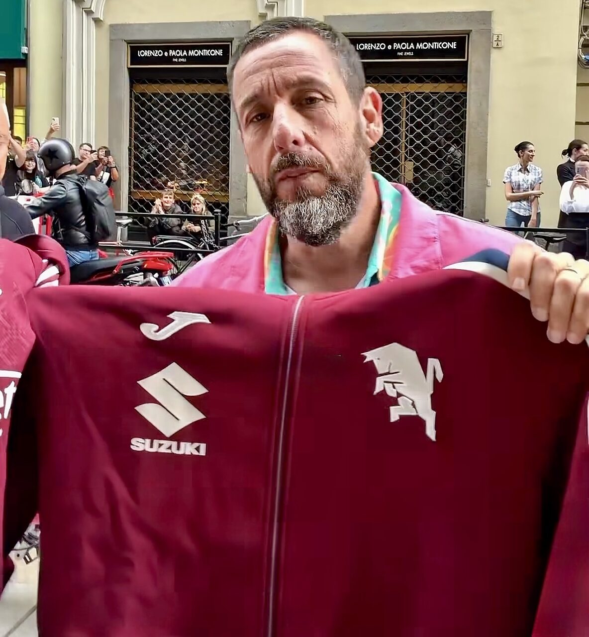 Adam Sandler con la maglia del Torino: il 23 è un omaggio a Michael Jordan