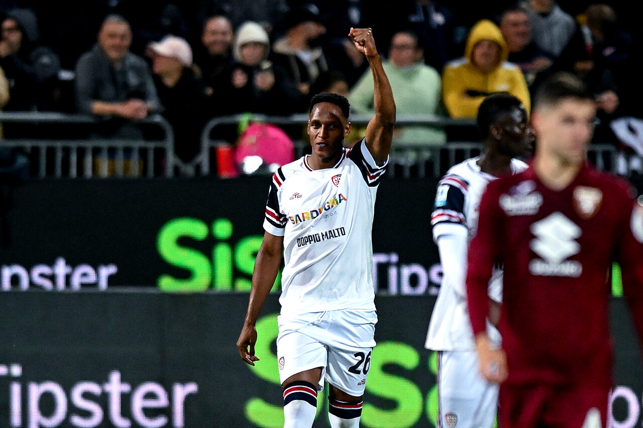 Mina celebra il gol vittoria che vale la salvezza del Cagliari