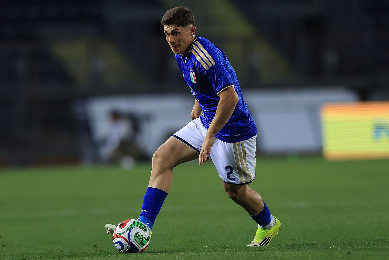 Costantino Favasuli in azione con la maglia dell'Italia Under 21