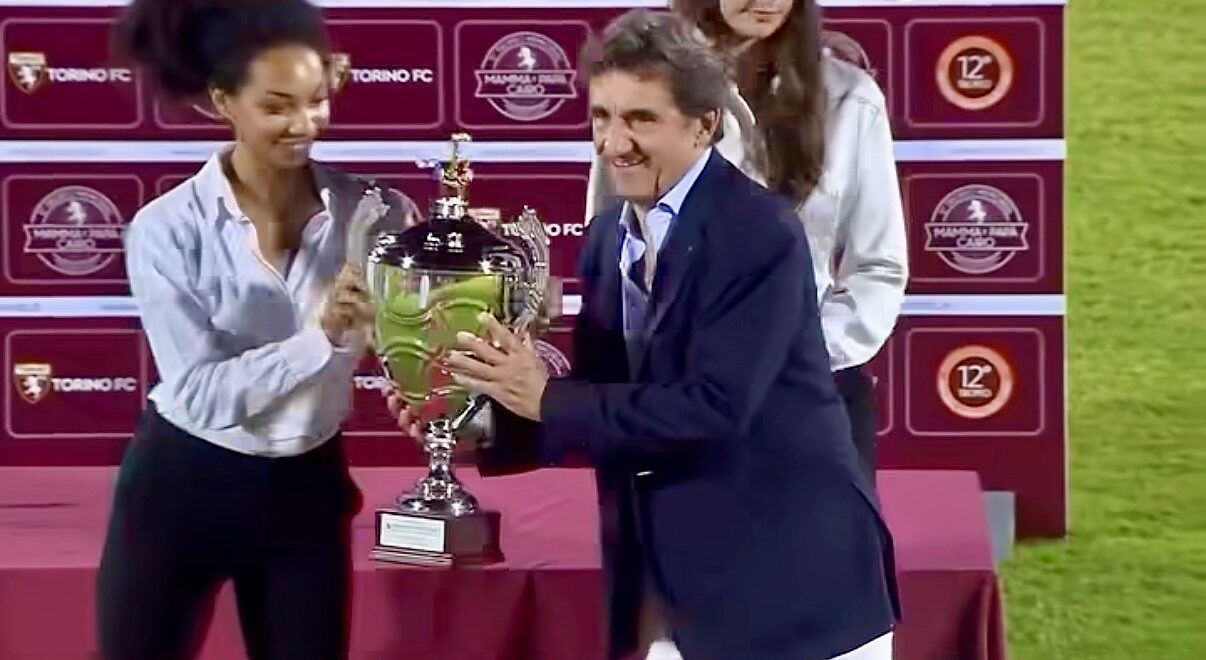 Urbano Cairo con il trofeo mamma e papà Cairo