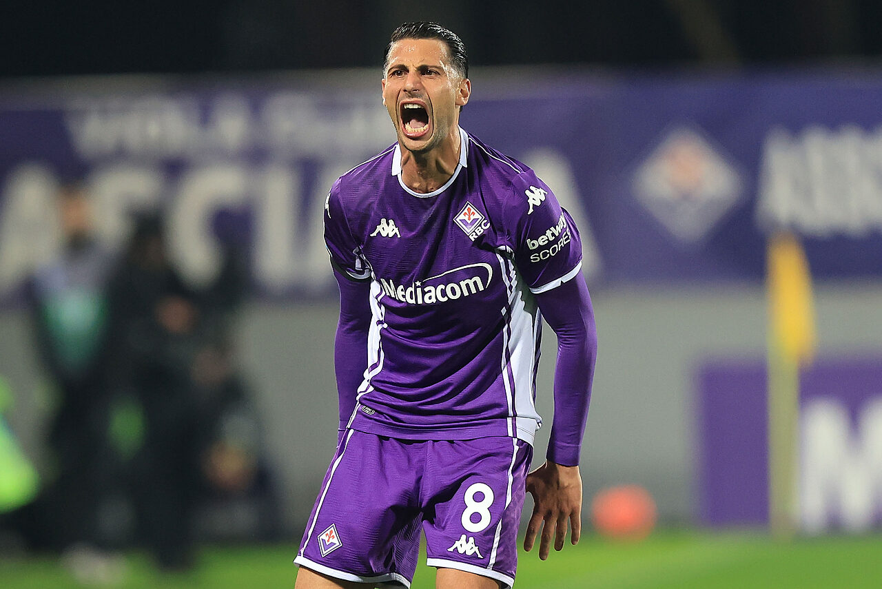 Rolando Mandragora esulta dopo un gol con la Fiorentina