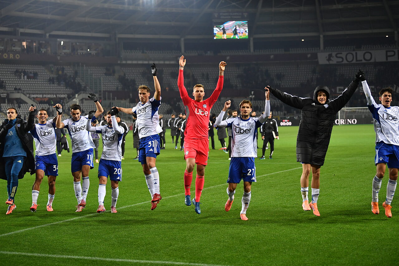 Il Como festeggia dopo i 5 gol di Torino