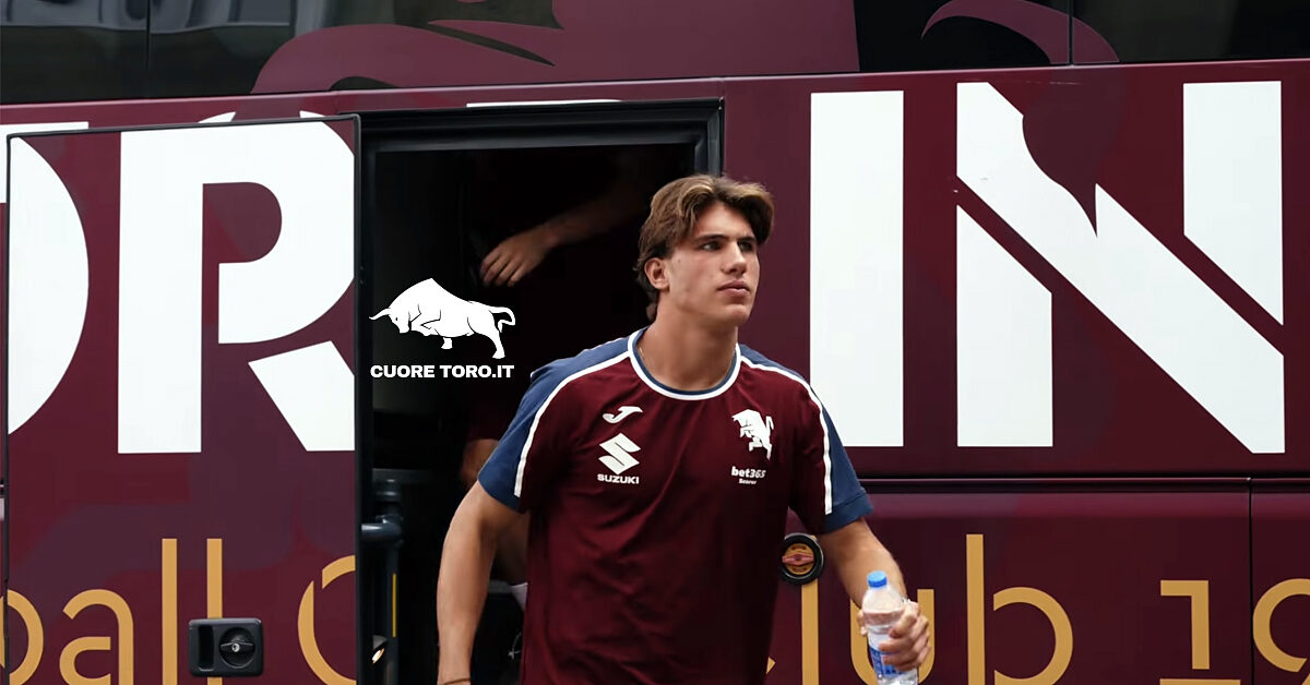 Cesare Casadei scende dal bus del Torino FC