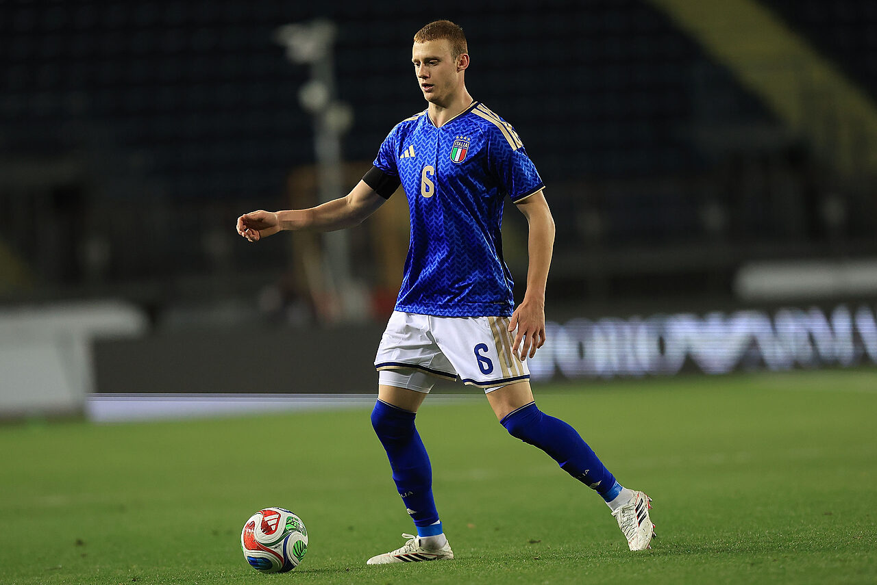Pietro Comuzzo in azione con la maglia della Nazionale
