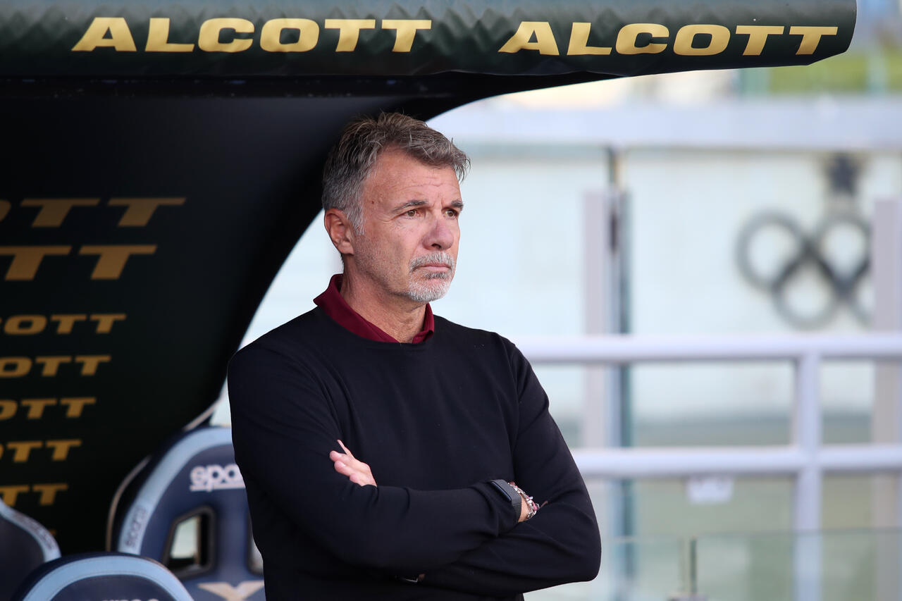 Marco Baroni osserva il Torino dalla panchina: il tecnico granata resta al centro delle discussioni dopo le parole di Compagnoni (Sky Sport).