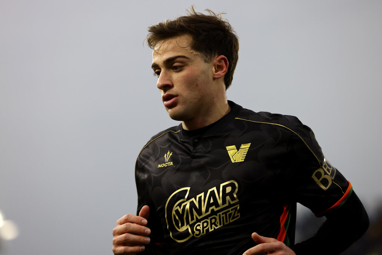 gaetano oristanio con la maglia del venezia