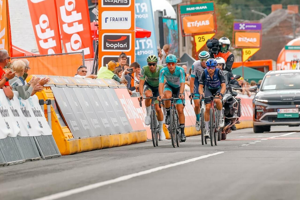Gli uomini in fuga durante la seconda tappa del Tour de Wallonie 2025 © Tour de Wallonie & GP de Wallonie via X