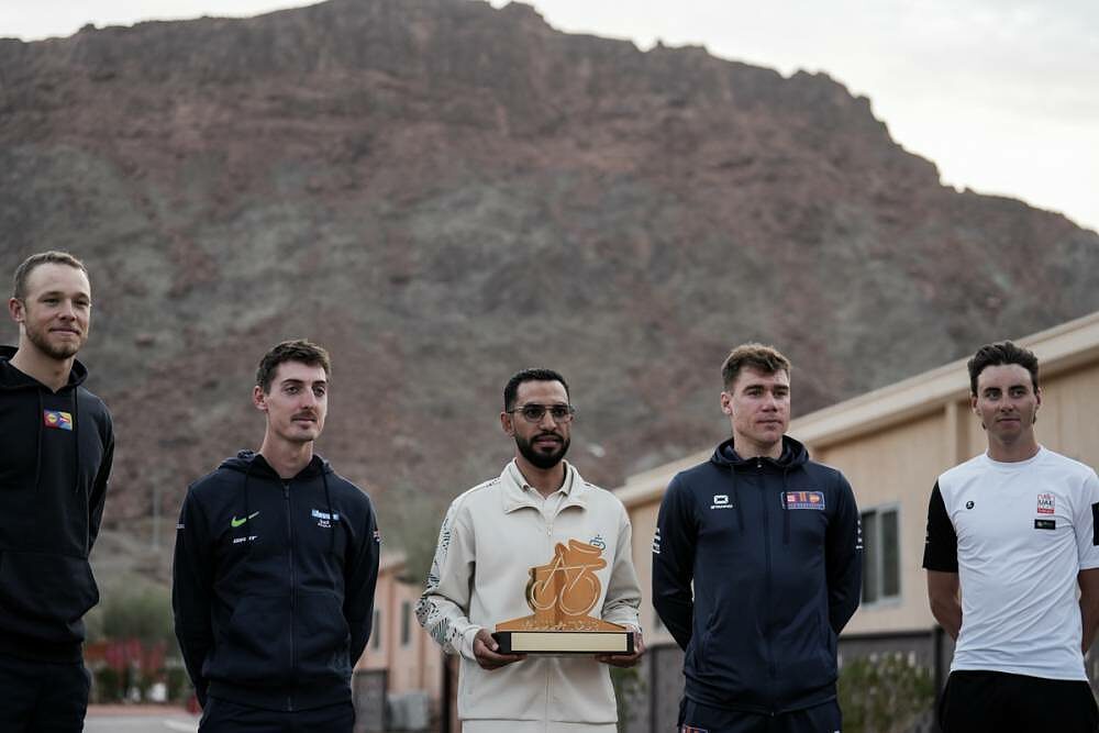 Jonathan Milan con Alan Hatherly, Jan Christen e Fabio Jakobsen ©AlUla Tour 2026