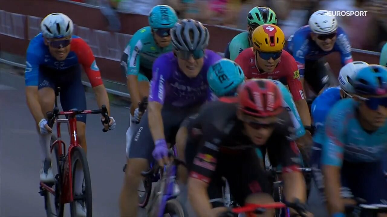 Enrico Zanoncello e la testata a Pascal Ackermann per cui è stato espulso dal Giro 2026 (frame di Eurosport da Domestique via X)