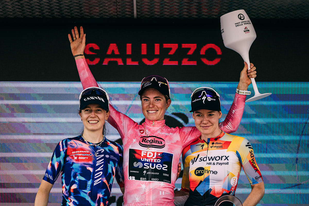 Demi Vollering in maglia rosa sul podio finale ©Giro d'Italia Women