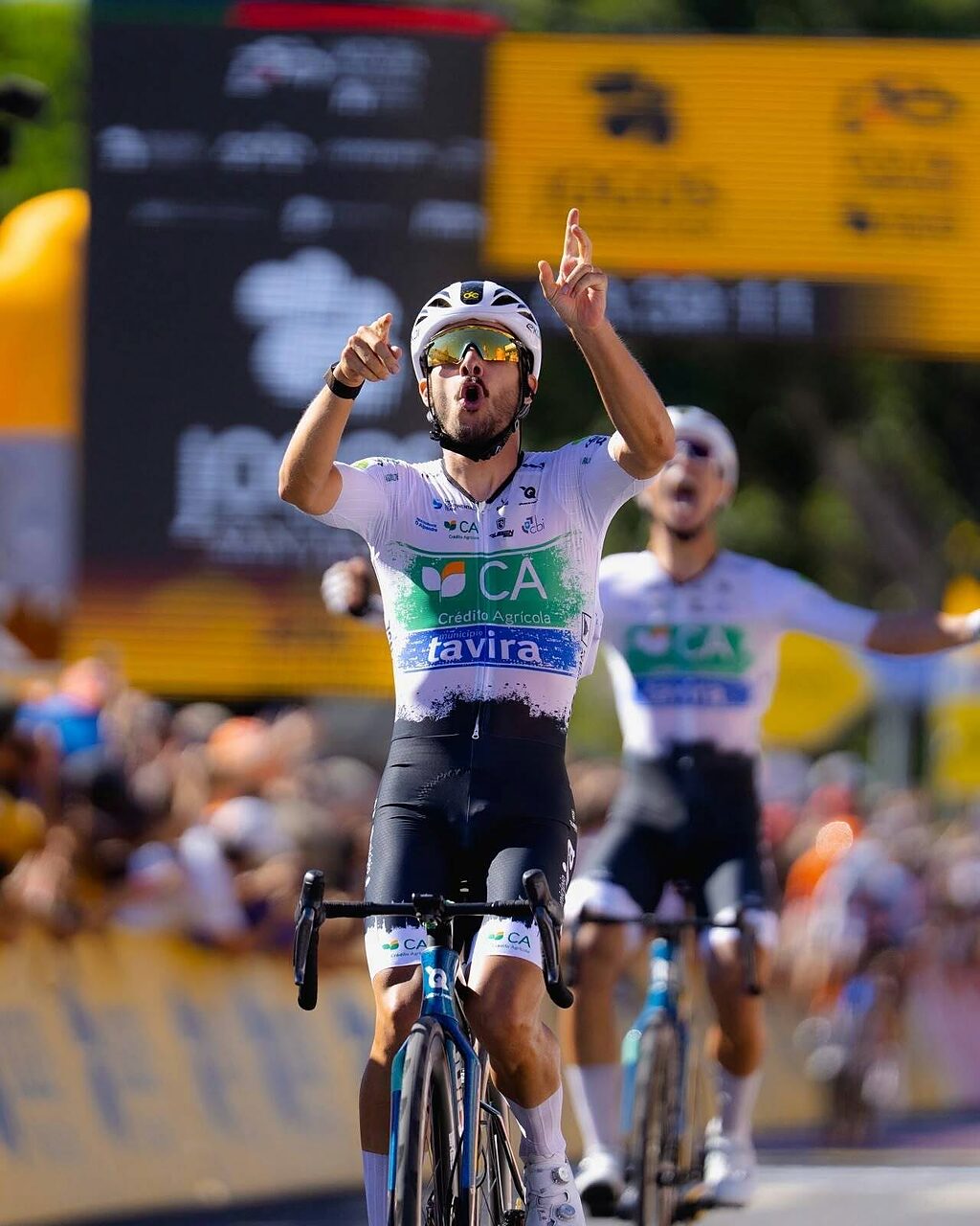 Francisco Campos (Tavira) 1° al traguardo, con il compagno Salgueiro 3° che esulta