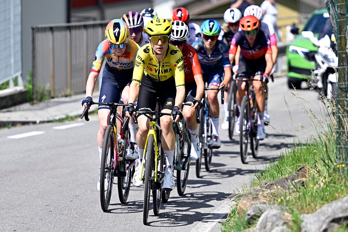 Femke de Vries davanti nel gruppo di testa ©Tour de Suisse