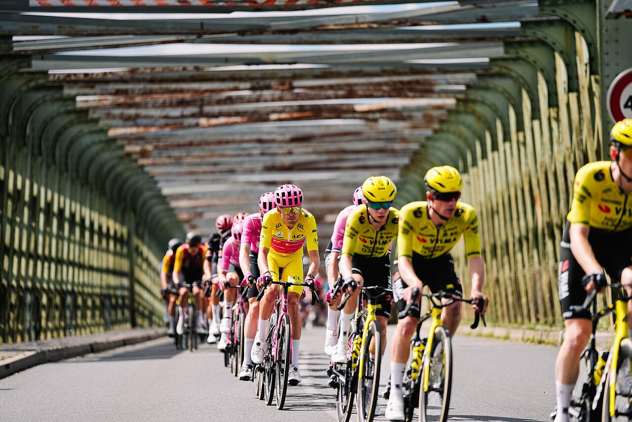La maglia gialla di Alex Baudin in gruppo nella tappa 5 del Tour Auvergne – Rhône-Alpes 2026 © A.S.O / Gaetan Flamme