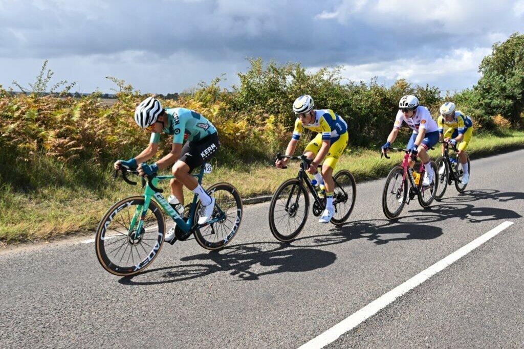 Diego Uriarte con i compagni di fuga al Tour of Britain © via X Equipo Kern Pharma