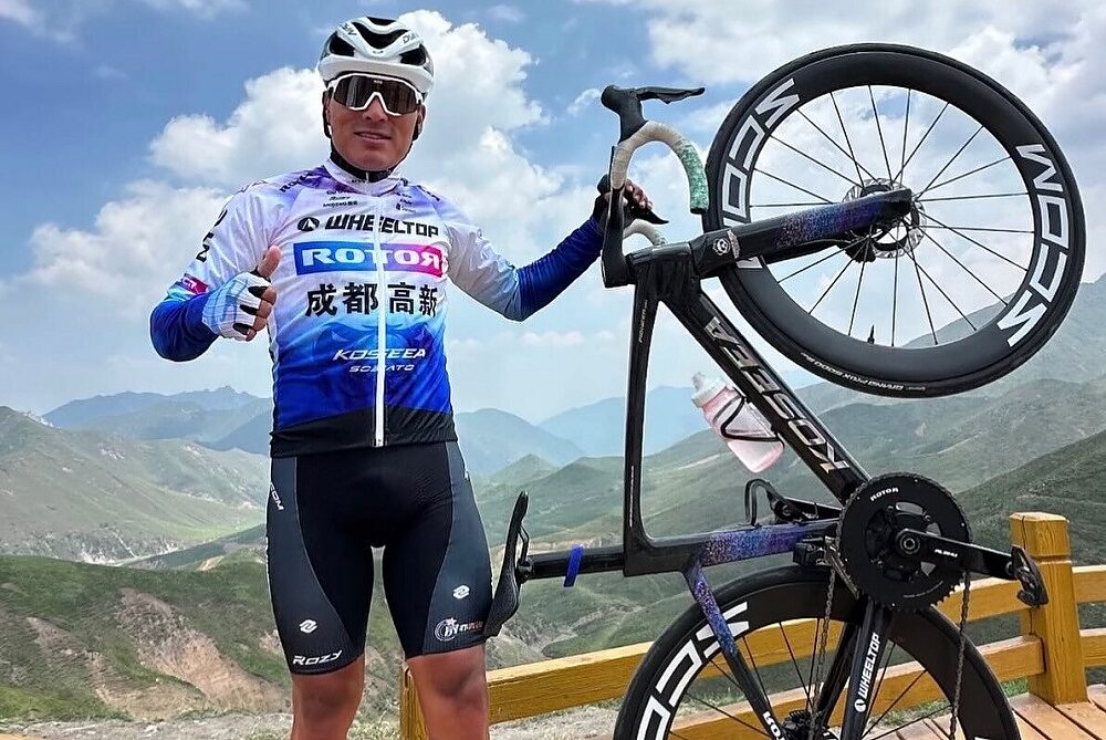 Jonathan Caicedo con la maglia della Wheeltop Rotor Chengdu, il suo nuovo team