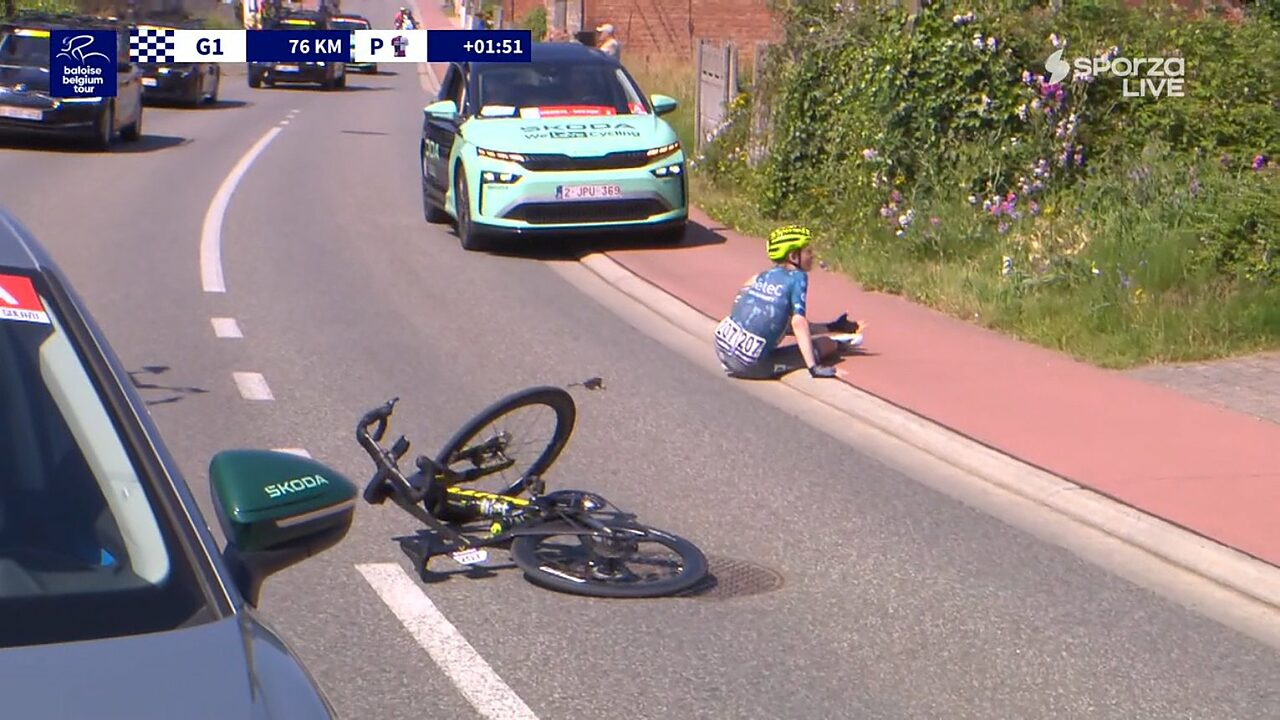  Michiel van Vliet cade durante la quarta tappa del Baloise Belgium Tour ©Screen da ES