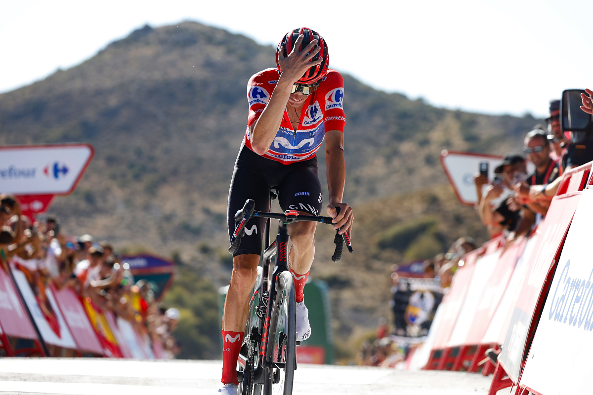 Enric Mas taglia il traguardo del Collado del Alguacil ©Movistar Team (Foto SprintCycling)