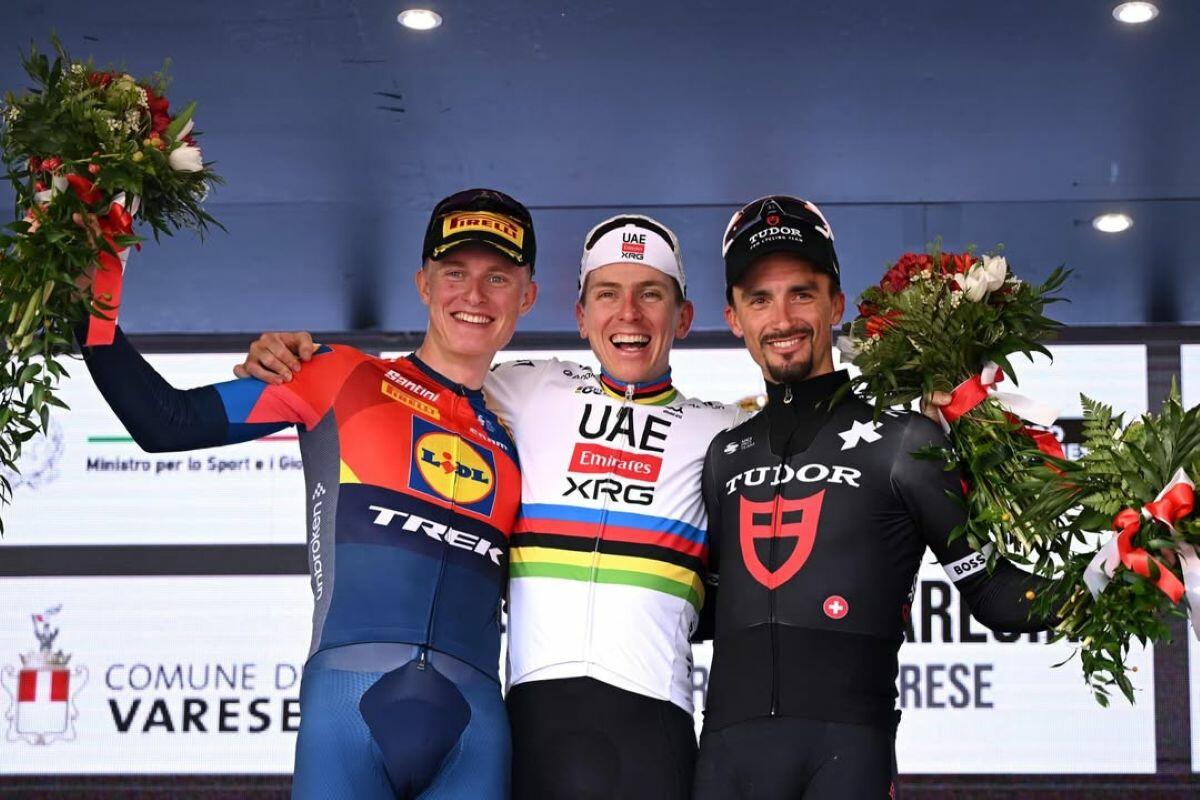 Tadej Pogačar sul podio della Tre Valli Varesine 2025 con W.A.Philipsen e Julien Alaphilippe ©Getty Images