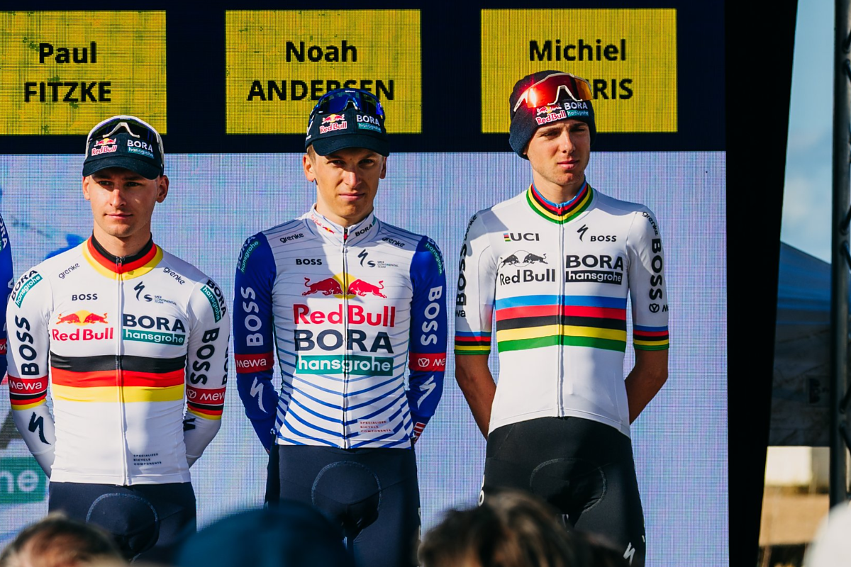 Lorenzo Finn alla presentazione con i compagni ©Red Bull-BORA-hansgrohe Rookies